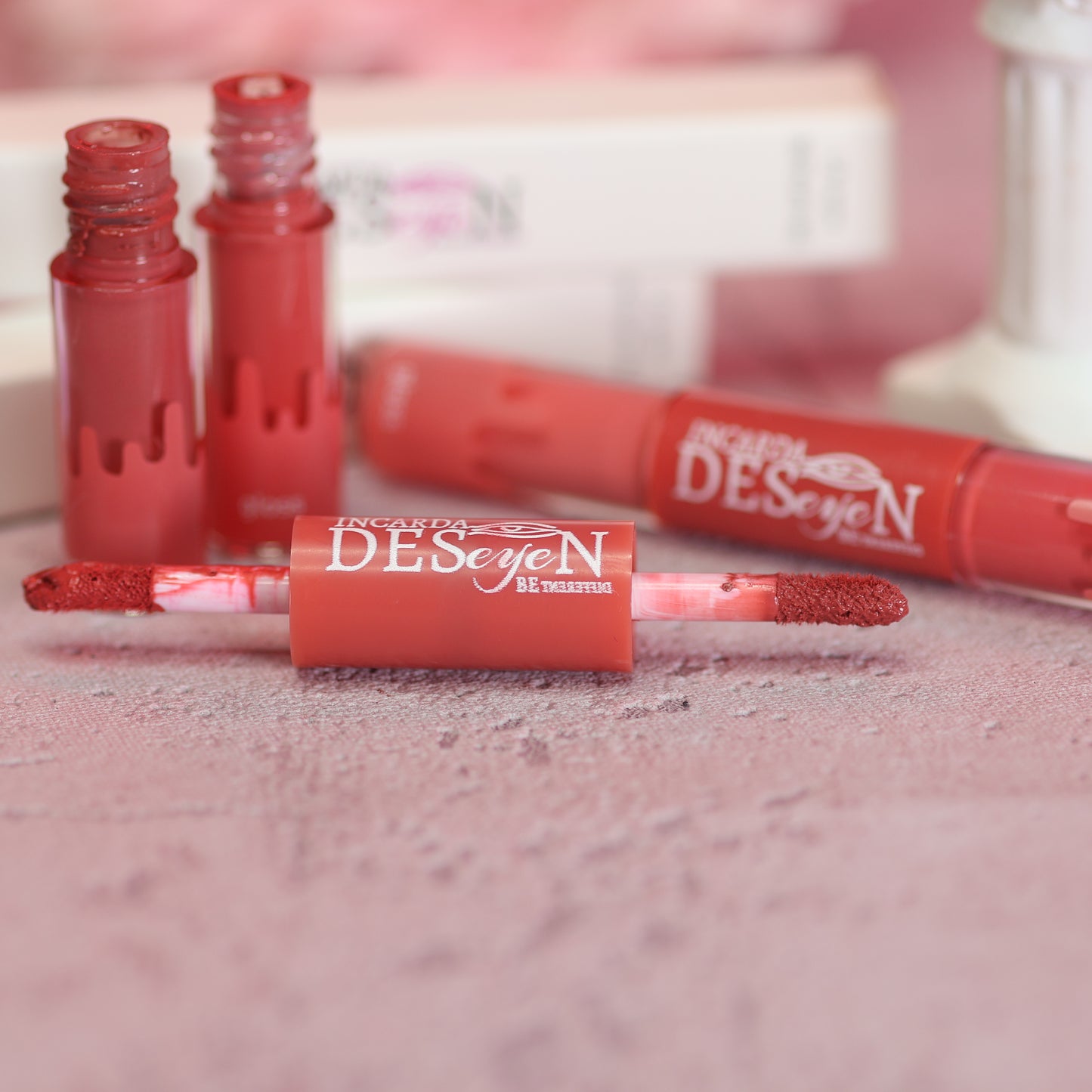 Double Lipstick Velvet Glossy Matte Eleganz Strahlender Glanz Doppelseitiger Lippenstift Langanhaltende Farbe Glänzende Seite Weiche Textur Make-up-Look Luxuriöser Lippen-Look Tages- und Abend-Look Natürliche Farbpalette Glamour Multitalent Beauty-Produkt