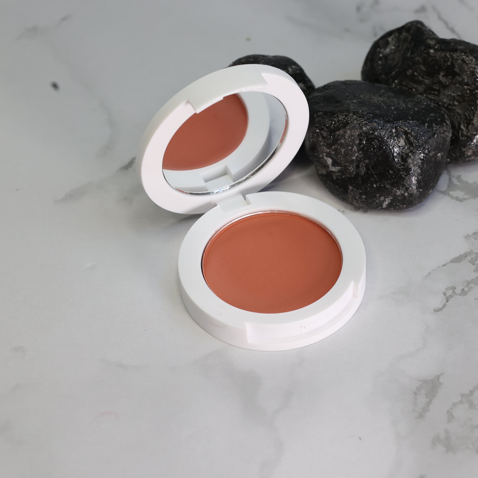 Luxuriöser Bronzer Natürliche Schönheit Strahlender Teint Seidige Textur Sonnenverwöhnter Teint Gesunde Ausstrahlung Tiefe und Kontur Strahlender Glow Make-up-Routine Sonnengeküsstes Aussehen Perfektioniertes Make-up Mühelose Anwendung Lang anhaltend Beauty-Produkt Luxus-Make-up