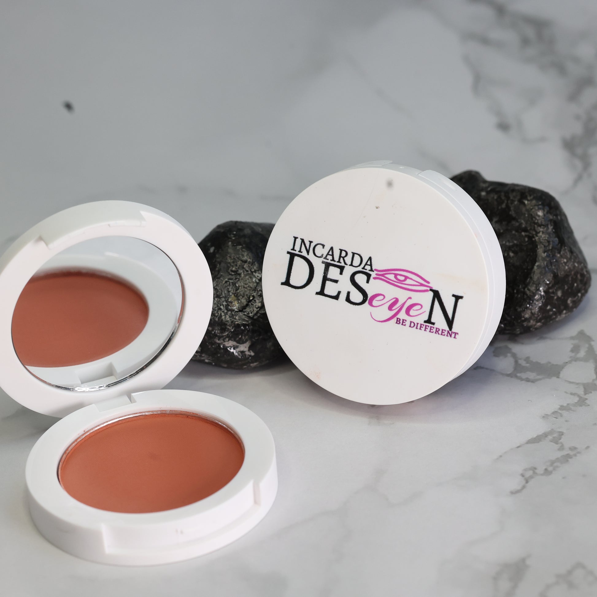 Luxuriöser Bronzer Natürliche Schönheit Strahlender Teint Seidige Textur Sonnenverwöhnter Teint Gesunde Ausstrahlung Tiefe und Kontur Strahlender Glow Make-up-Routine Sonnengeküsstes Aussehen Perfektioniertes Make-up Mühelose Anwendung Lang anhaltend Beauty-Produkt Luxus-Make-up