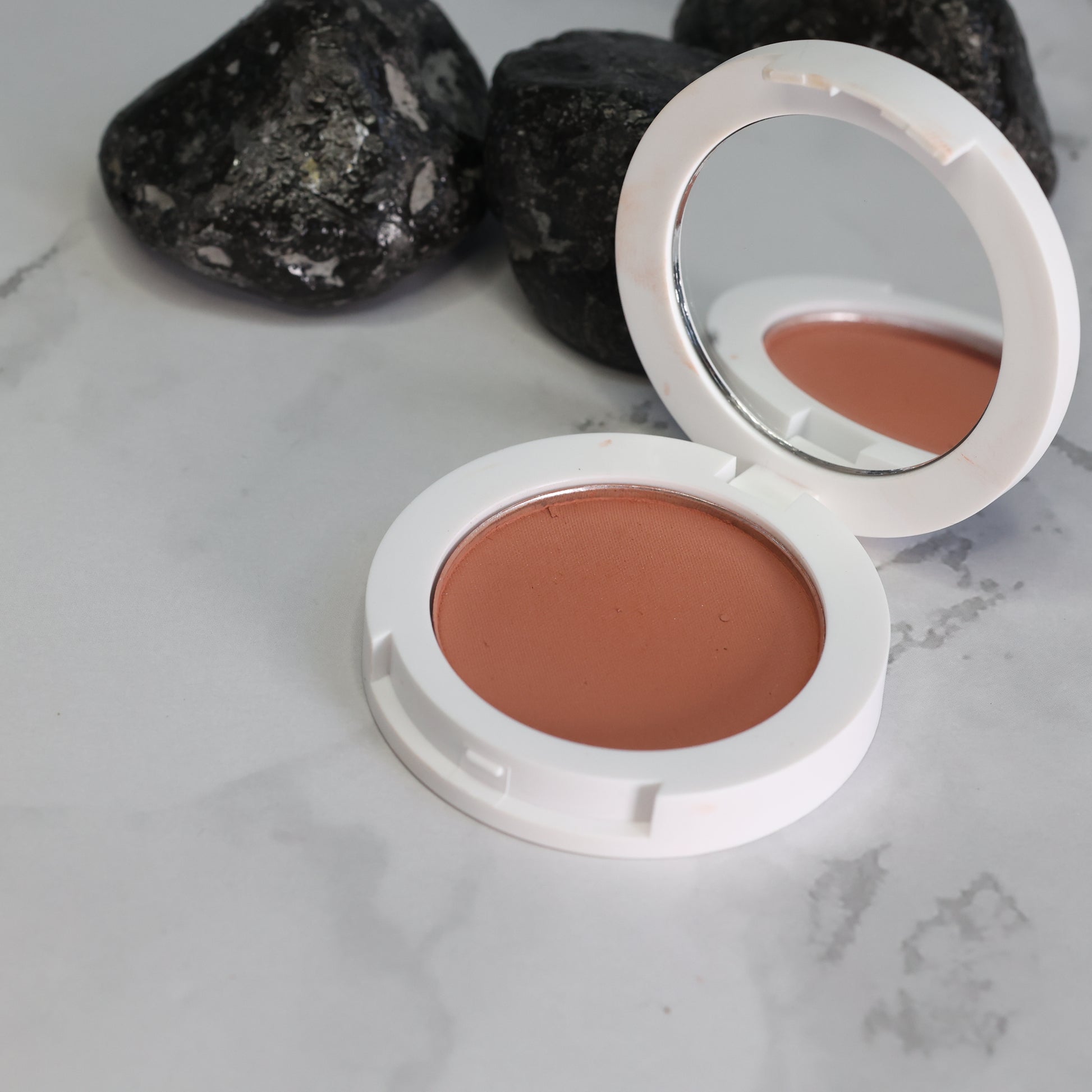 Luxuriöser Bronzer Natürliche Schönheit Strahlender Teint Seidige Textur Sonnenverwöhnter Teint Gesunde Ausstrahlung Tiefe und Kontur Strahlender Glow Make-up-Routine Sonnengeküsstes Aussehen Perfektioniertes Make-up Mühelose Anwendung Lang anhaltend Beauty-Produkt Luxus-Make-up