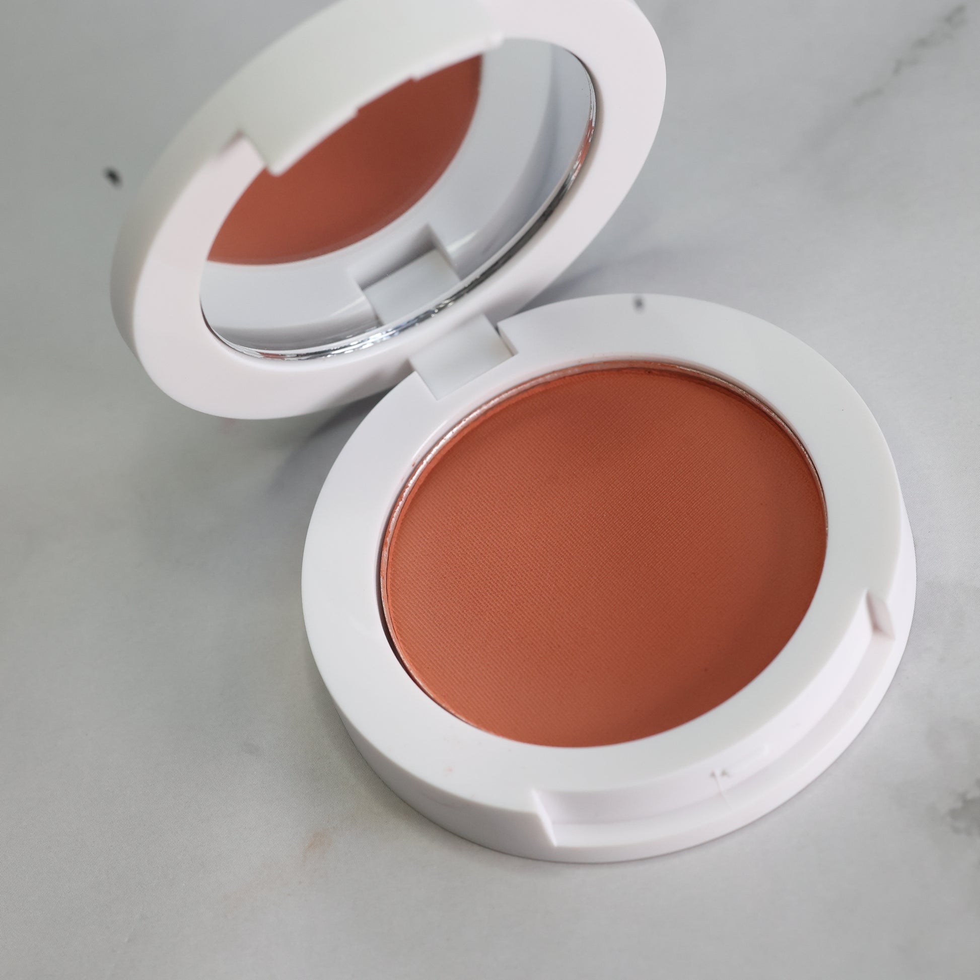 Luxuriöser Bronzer Natürliche Schönheit Strahlender Teint Seidige Textur Sonnenverwöhnter Teint Gesunde Ausstrahlung Tiefe und Kontur Strahlender Glow Make-up-Routine Sonnengeküsstes Aussehen Perfektioniertes Make-up Mühelose Anwendung Lang anhaltend Beauty-Produkt Luxus-Make-up