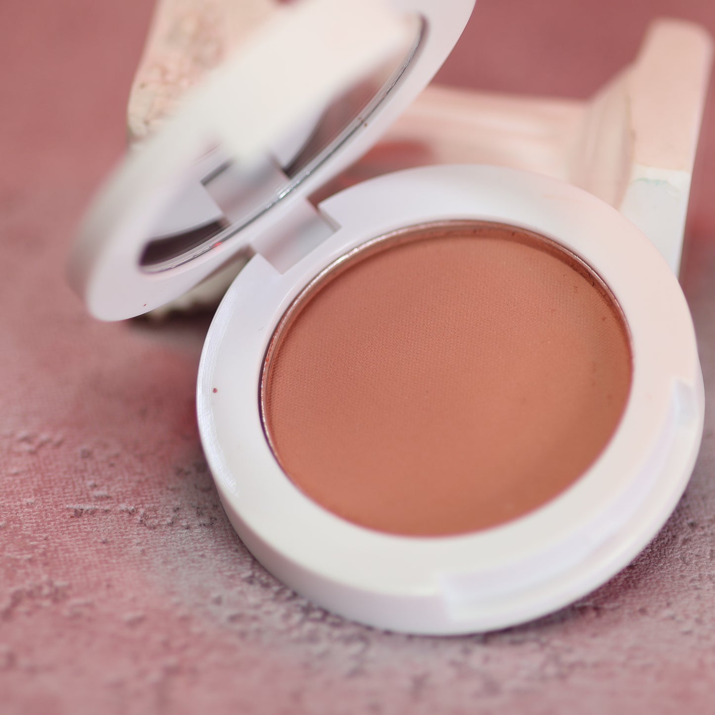 Luxuriöser Bronzer Natürliche Schönheit Strahlender Teint Seidige Textur Sonnenverwöhnter Teint Gesunde Ausstrahlung Tiefe und Kontur Strahlender Glow Make-up-Routine Sonnengeküsstes Aussehen Perfektioniertes Make-up Mühelose Anwendung Lang anhaltend Beauty-Produkt Luxus-Make-up